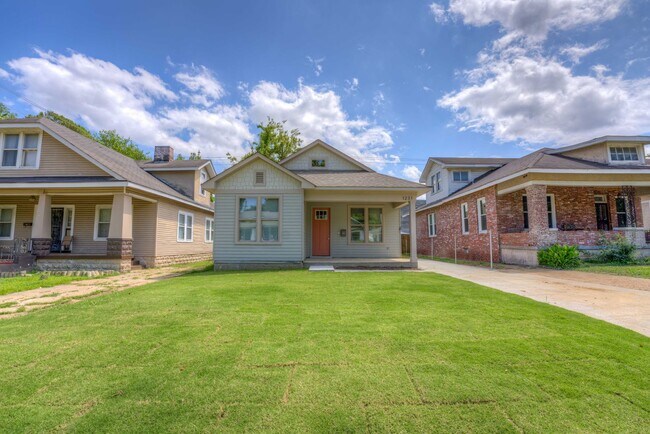 Building Photo - Newer construction home within walking dis...
