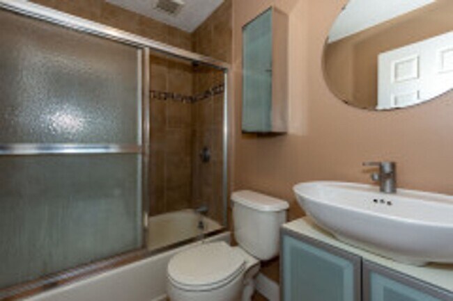 Building Photo - Sunny Renovated 1 Bed Near Harvard Ave – Heat & Hot Water Included, No Broker Fee!