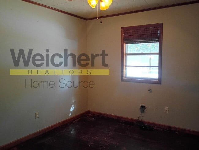 Building Photo - 3-Bed Home with Great Garage/Shop & Conven...