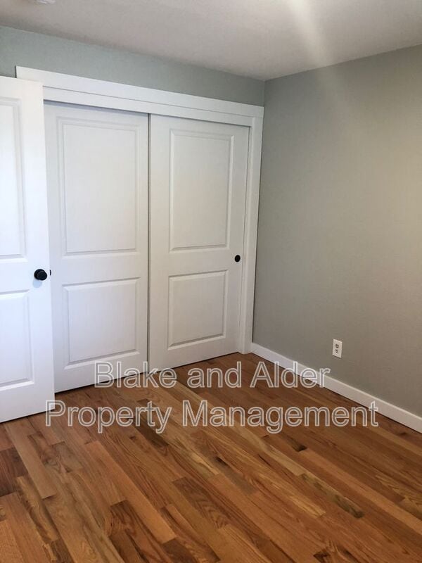 Building Photo - 2410 SE 9th Ct