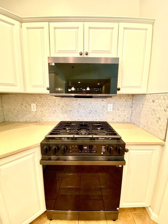 Building Photo - 3 Bedroom 2.5 Bath, 3 Car Garage w/Gorgeous Exterior