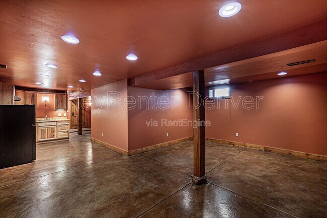 Building Photo - 2105 W 31st Ave