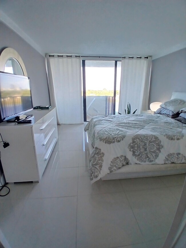 Building Photo - 1830 Embassy Dr