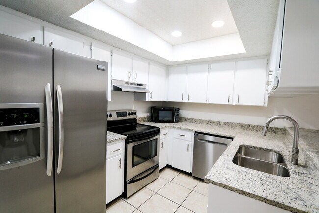 Building Photo - Freshly updated 2 bedroom 2 bath villa in ...