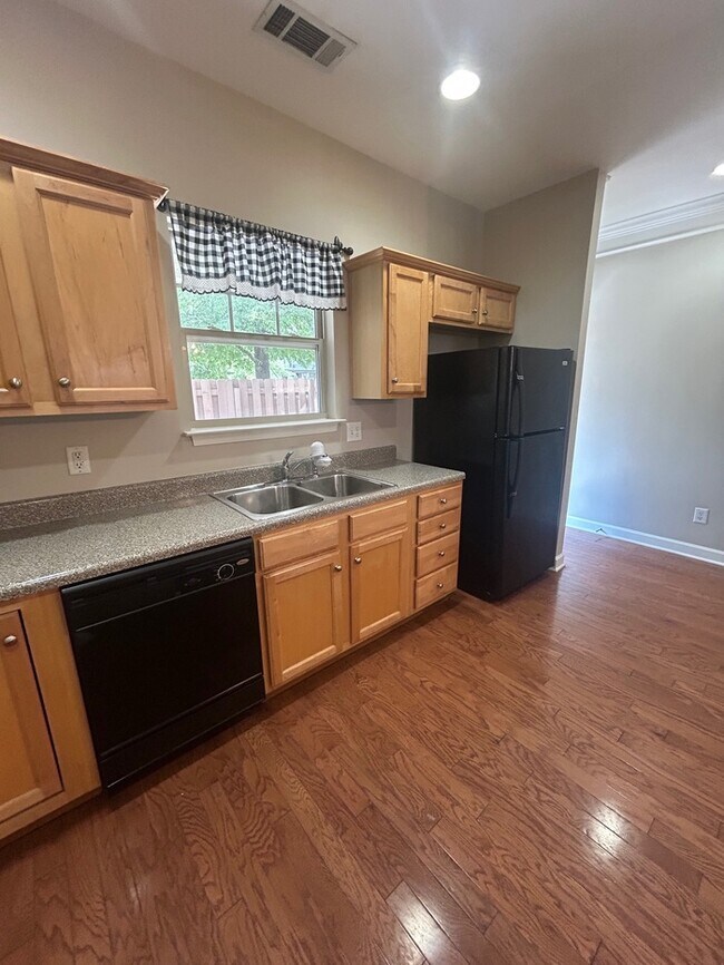 Building Photo - Beautiful 2 Bedroom 2.5 Bath Townhouse inn Prime Nashville Location