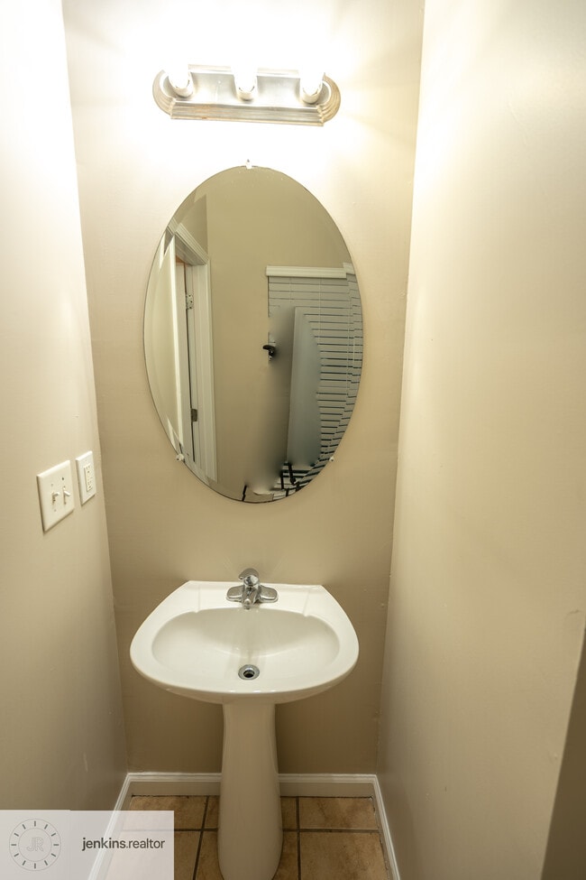 Building Photo - 1188 Ira St SW