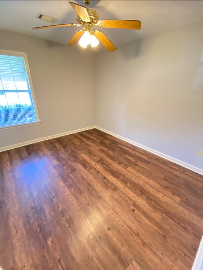 Building Photo - Perfect Duplex in a Great Auburn Neighborhood!