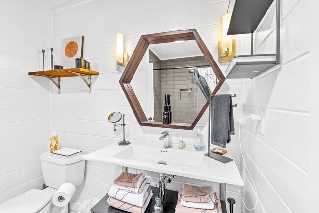 Building Photo - Fully Furnished 3-Bedroom, 1-Bath Modern B...