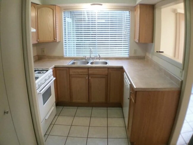 Building Photo - 7204 Creekside Dr