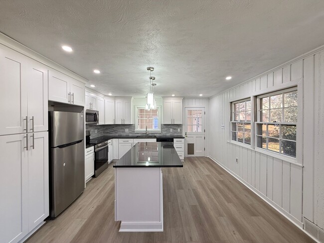 Building Photo - 2841 Deerwood Dr