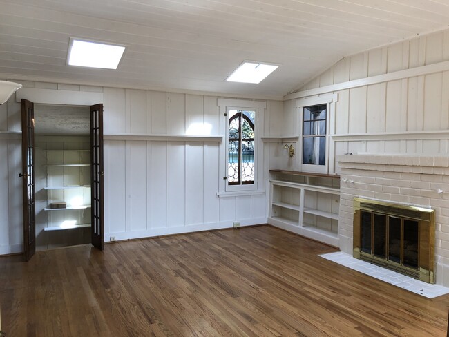 Building Photo - Adorable Two Bedroom in Pacific Grove!