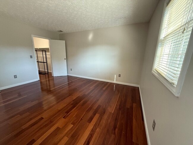 Building Photo - Updated 4 Bedroom, 2.5 Bath Home