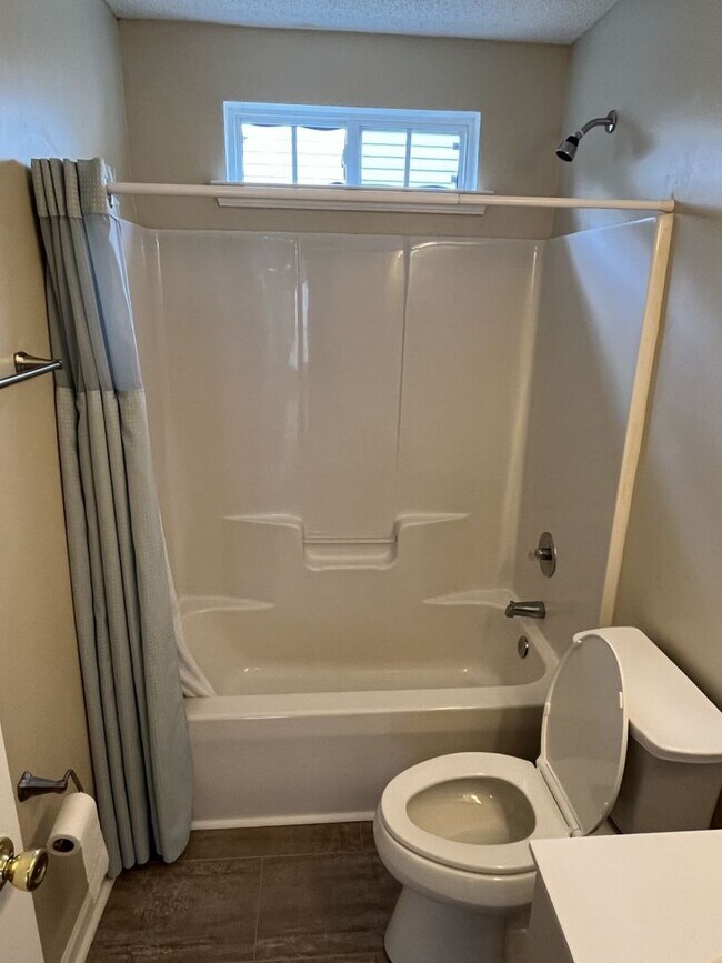 Building Photo - Updated 3 Bedroom, 2 Bath Ranch in NW Char...