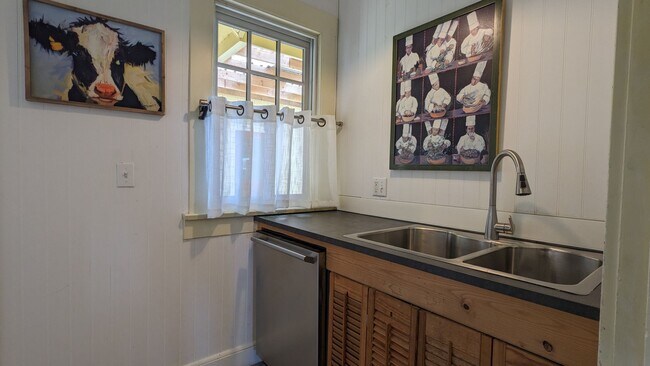 Building Photo - Furnished spacious 2/1 historic home in do...