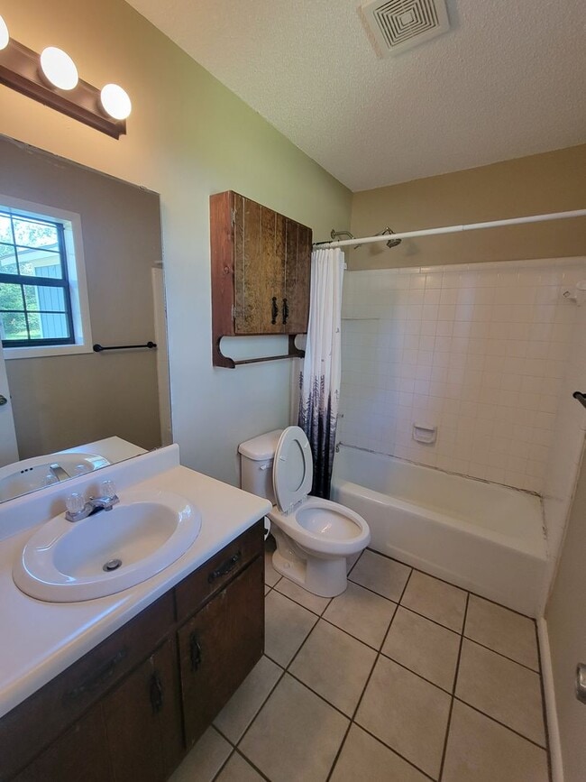 Building Photo - Home conveniently located