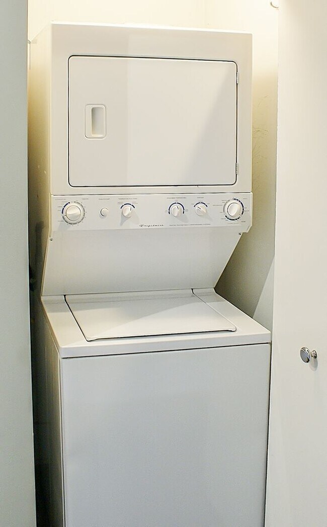 Building Photo - 3455 N Wolcott Ave