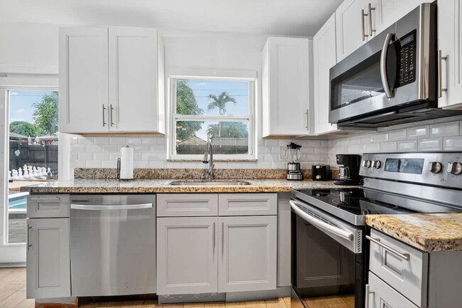 Building Photo - 6660 Custer St