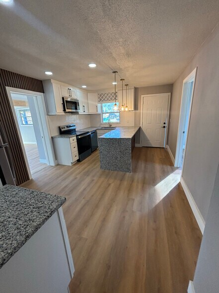 Building Photo - 5500 Huber Dr