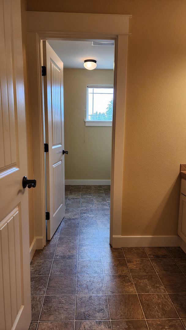 Building Photo - Beautiful Campus Glen 4-Bedroom!