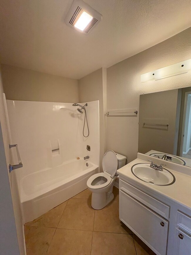 Building Photo - Huge 3 Bedroom 2 Bathroom in Resort Style Community in Mission Valley