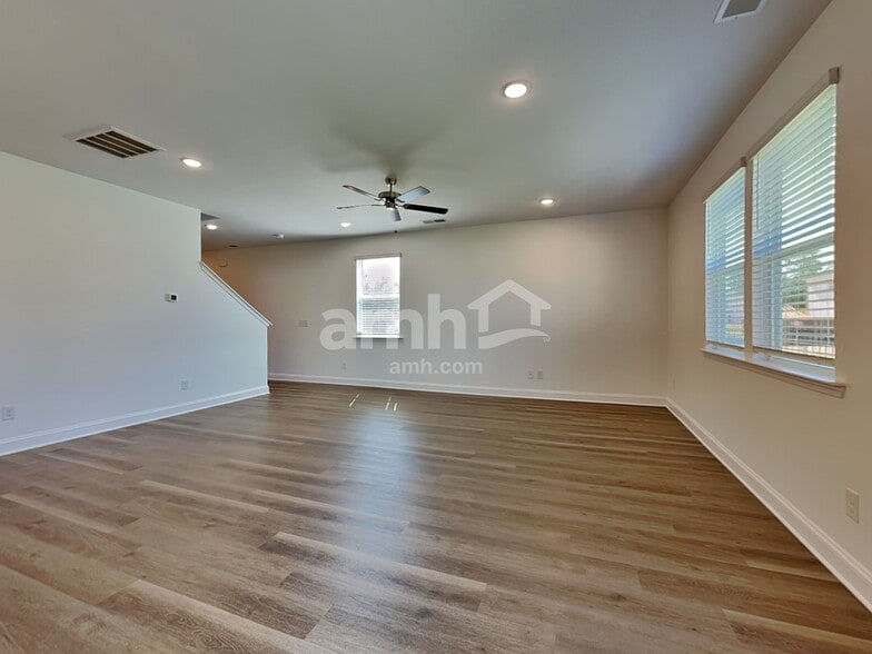 Building Photo - 6050 Rosemore Ln