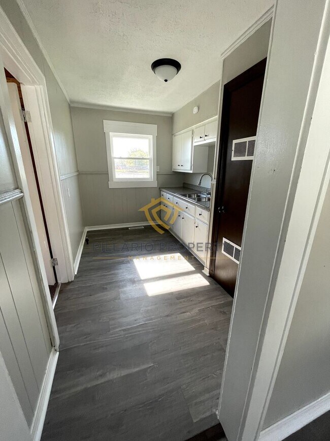 Building Photo - Cozy Anderson 2 Bedroom/1 Bathroom Cottage...