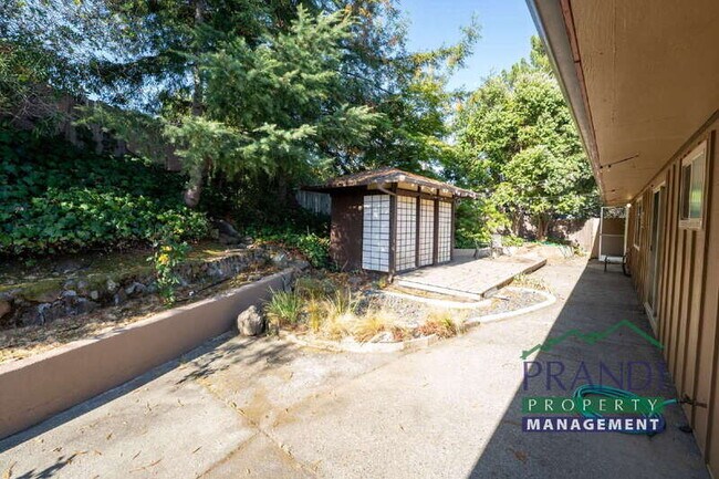 Building Photo - 20 Portola Ave