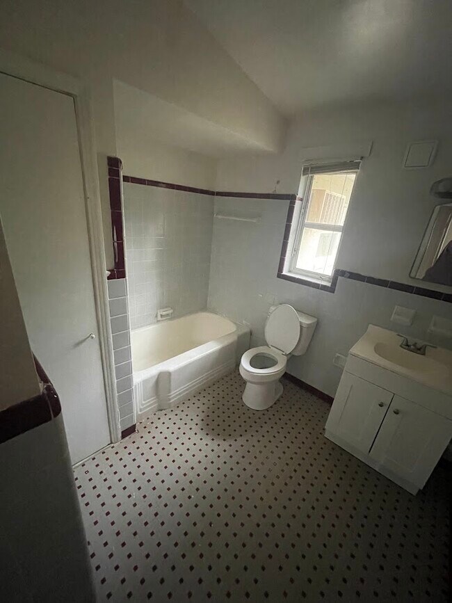 Building Photo - 1703 Stuart Ave