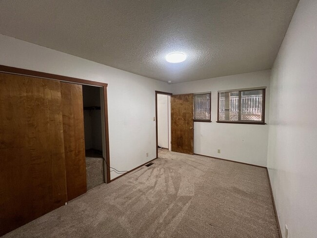 Building Photo - 3 bed 2.5 bath Lodge Style Duplex