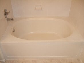 Building Photo - 2BR/2BA Condo + W/D + Pool+GYM-AVAIL 8/20