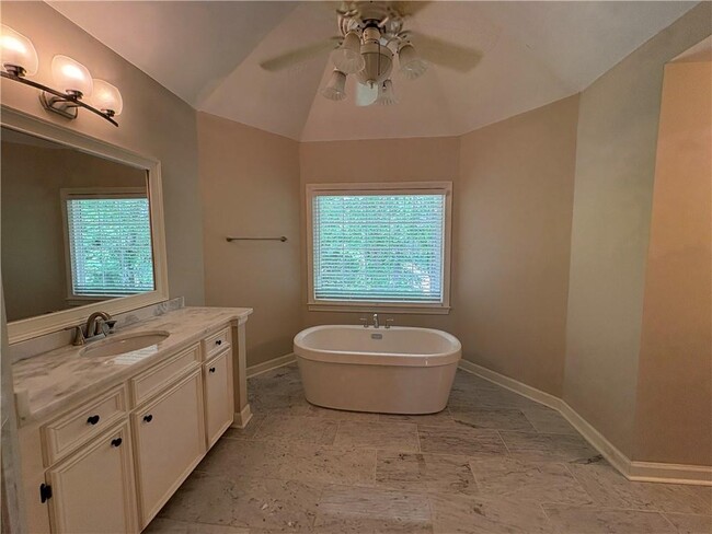 Building Photo - 10575 Aviary Dr