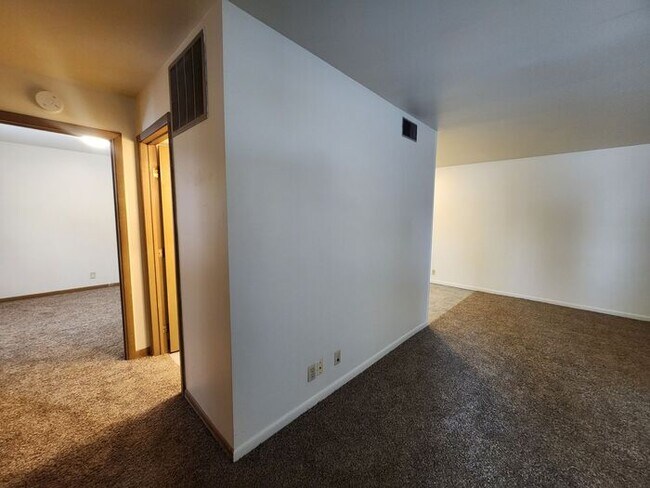 Building Photo - 1 Bedroom Court Yard Level Apartment