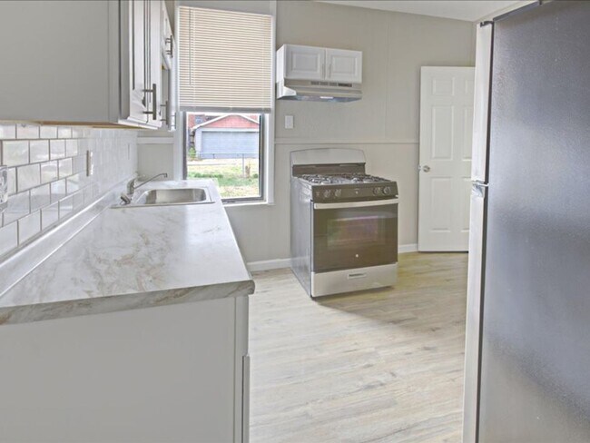Building Photo - Welcome to 6730 Vermont!