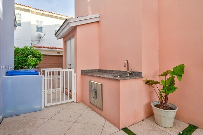 Building Photo - 912 NE 17th Way