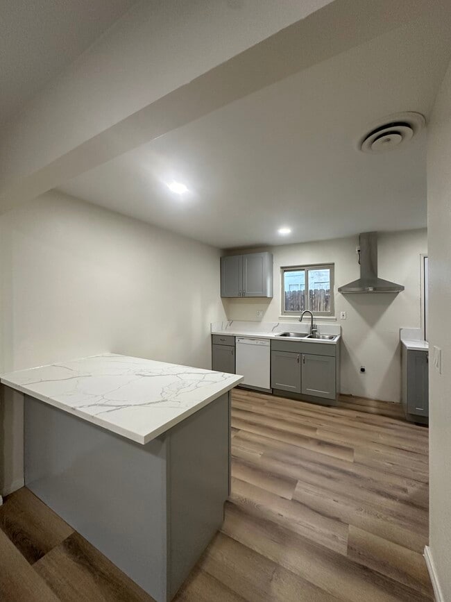 Building Photo - 519 E Ridgecrest Blvd