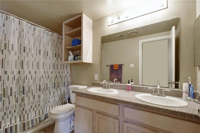 Building Photo - West Campus Condo Under $1000/Bedroom Walk...