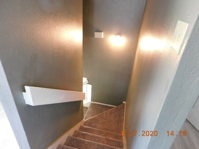 Building Photo - Nice 3 bedrooms, 2 full baths with half ba...