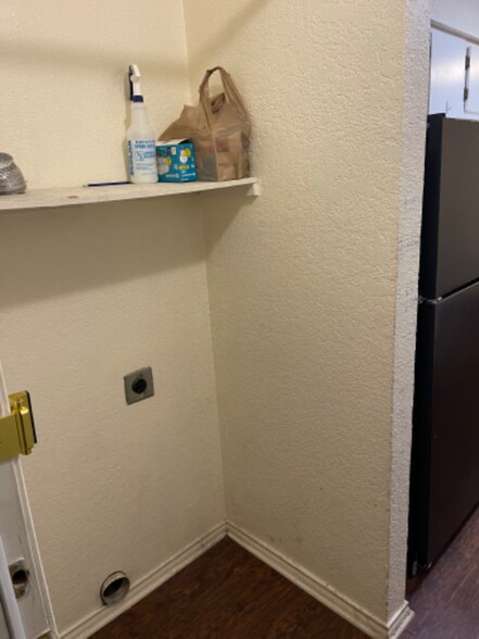 Building Photo - 6841 S Creek Dr