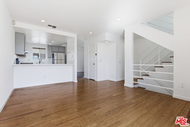 Building Photo - 1083 1/2 W Kensington Rd