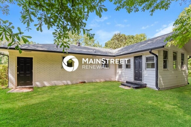 Building Photo - 4 Bedroom Pet-Friendly Home in Mableton, GA with Main Street Renewal