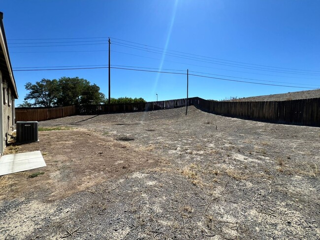 Building Photo - Large 4-bedroom home in Green Valley Estat...
