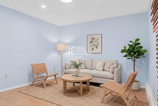 Building Photo - 1425 W Woodcrest Ave