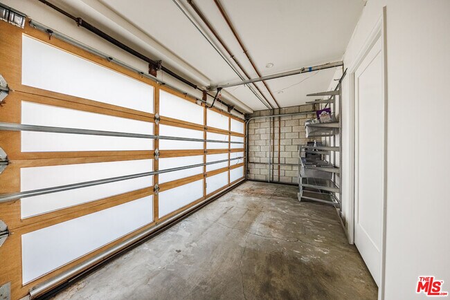 Building Photo - 3225 Greenfield Ave