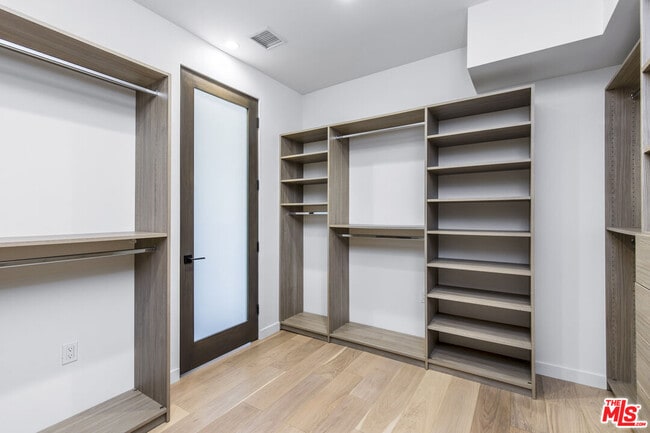 Building Photo - 2019 Barry Ave