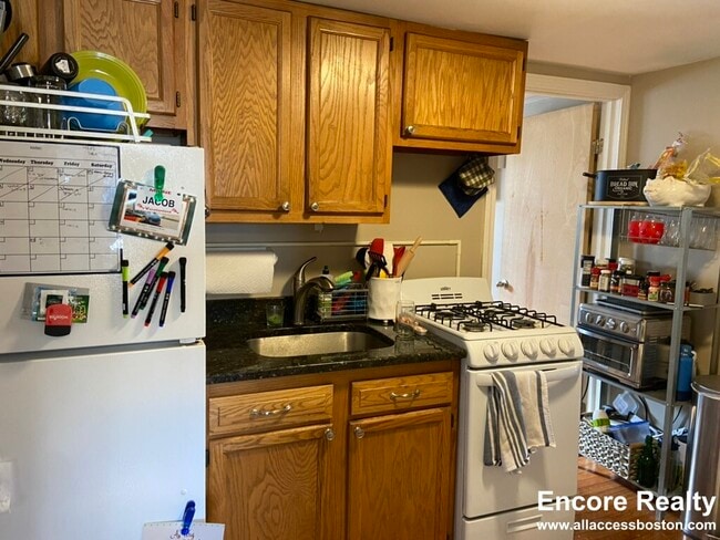 Building Photo - 8-8 Sunset St