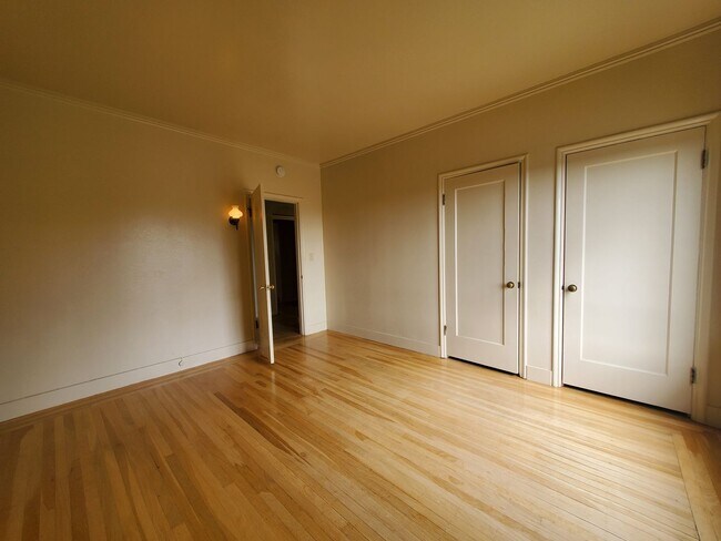 Building Photo - Top Floor Rockridge Two Bedroom Condo with...