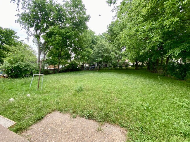 Building Photo - Charming home with a large fenced backyard...
