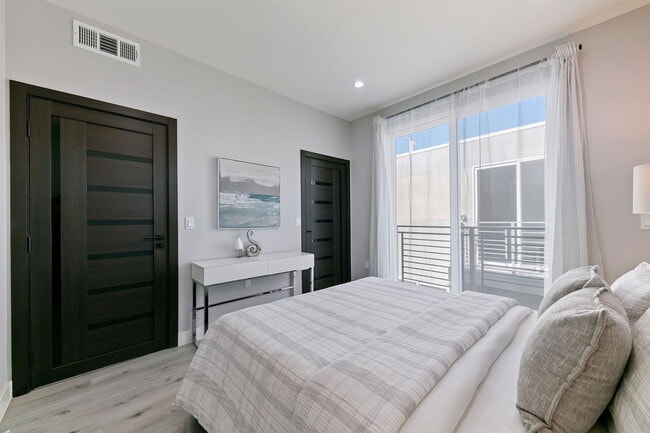 Building Photo - 13637 N Fellows Ave