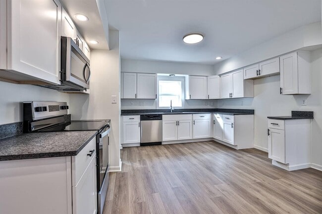 Building Photo - 252 Linden Ave