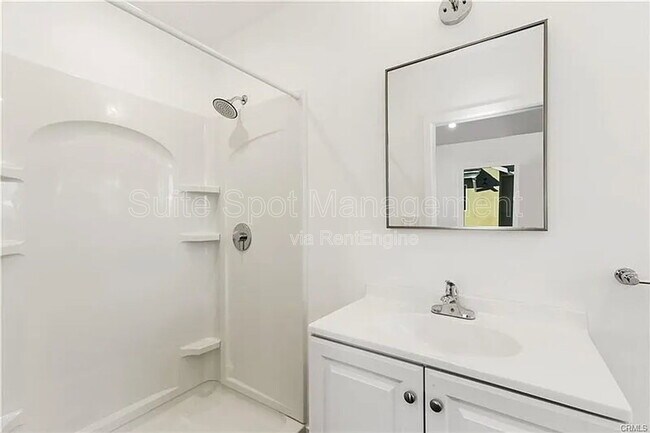 Building Photo - 554 N Cambridge St